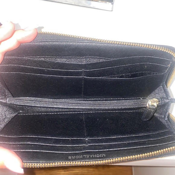 Michael Kors Wallet - Picture 6 of 7